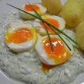 Eier mit grüner Joghurtsoße