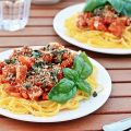 Spaghetti mit Putenbolognese und Basilikumcrunch