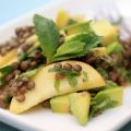 Avocado-Apfel-Salat mit grünen Linsen und Minze