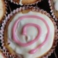 Mini- Erdbeer-Cupcakes mit weißer Schokolade