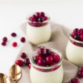 Joghurt-Panna Cotta mit Cranberry-Kompott