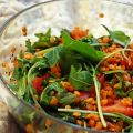 Rote-Linsen-Salat mit Rucola und Tomaten