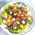 Melone mit Mozzarella auf Salat