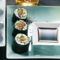 Hosomaki-Sushi mit Lachs und Avocado