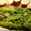Gebratener Salat mit Erbsen und Bohnen