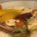 Mangoparfait auf weißem Limetten-Sesam-Spiegel