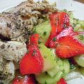 Erdbeer-Gurken-Salat mit Fischfilet