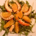 Rucolasalat mit Garnelen und Orangenscheibchen
