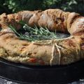 Bread Wreath with Pesto, Tomatoes and Cheese l[...]