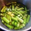 Grüne Spargelcremesuppe mit Bärlauch und Quinoa