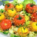 Kopfsalat mit gefüllten gelben und roten Tomaten