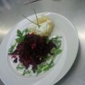 Rote-Bete-Salat mit Kartoffelnest und Creme[...]