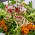 Bunter Salat in Spaghettiform