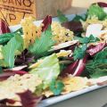 Bunter Salat mit Grana Padano-Chips
