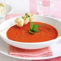Paprika-Tomaten-Suppe mit Mozzarellaspießen