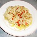 Knoblauch und Chili in Öl gebraten auf Spaghetti