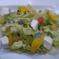 Blattsalat mit Obst, Zucchini und Mandeln