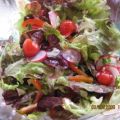 Roter Salat mit sommerlichen Zutaten