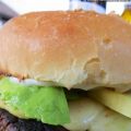 Schwarze Bohnen Burger mit Chilikäse und Avocado