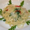 Quirlige Spaghetti-Kreation mit Rucola