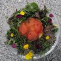Tarte Tatin von der Tomate an Frühlingssalat