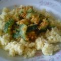 Couscous mit Zucchini und Erdnüssen