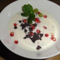 Straciatella-Joghurt mit Granatapfelkernen