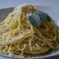 Spaghetti mit Butter, Salbei und Parmesan