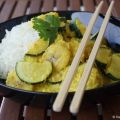 Ein gelbes Curry mit Banane und Zucchini