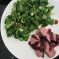 freifliegender Salat mit roter Ente