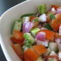 Salat mit Gurke, Tomate und Minze