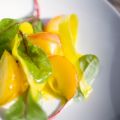 Salat von gelber Pflaume und japanischem Rettich