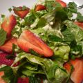 Salat mit Ziegenkäsedressing, Erdbeeren und[...]