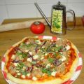 Pizzateig - Belag hier mit Feta, Tunfisch und[...]