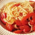 Spaghetti mit Tomaten, Paprika und Öl