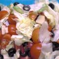 Eisbergsalat mit Oliven, Kirschtomaten und[...]