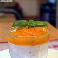 Aprikosen-Kompott auf Basilikum-Creme