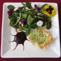 Rucola-Ricotta-Filo an Wildkräuter-Blütensalat