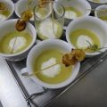 Petersilienwurzel-Cremesuppe mit Garnelenspieß