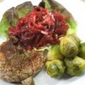 Rehmedaillons mit Rosenkohl und Rote-Bete-Salat