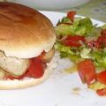 Hamburger mit Salat und Currywurst