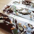 Pinienkern-Schokolade mit kandiertem Salbei