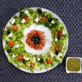 Salat-Mandala mit Mango-Dill-Dressing