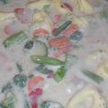 Brokkoli-Suppe mit Schinken und Tortellini