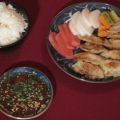 Gyoza mit Reis, Sojasoße, Zitrone und Tsukemono