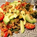 Quinoasalat mit Broccoli, Tomaten, Avocado und[...]