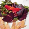 Rote Bete-Salat zu geräucherter Forelle