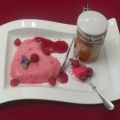 Kuchen im Glas mit Cassissoße und pinken Blüten
