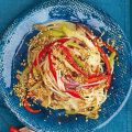 Spaghetti mit Gemüse und Chilibröseln