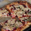 Pizza mit Rote-Beete, Kohlrabi und Erbsenschoten